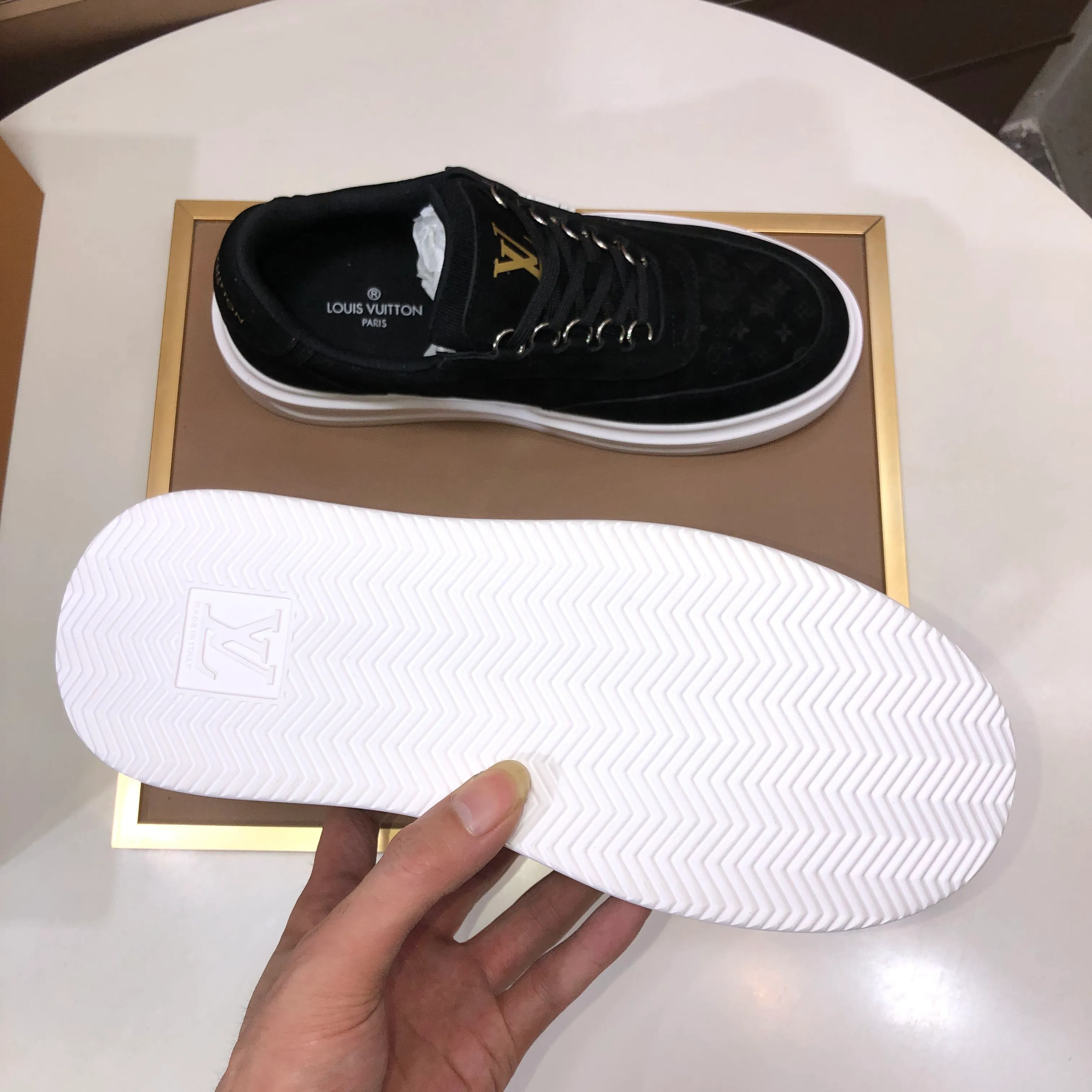 Factory batch 640💰original development, quality shipment, welcome to compare - LV sneaker series sports shoes introduce the loose silhouette of the ready-to-wear series into the spring and summer men's wear shows and make an eye-catching appearance. The cow leather upper is combined with rough fabric laces, and colorful beading highlights the brand's classic elements. LV letters mark the tongue and Monogram floral outsole. Mixed materials Made of top-grain cowhide, thick shoelace design, large Monogram print on the side, mesh lining and cotton feet, the comfort is as extreme as ever, premium heritage, quality first, worth owning! Size: Men’s 38-45 (45 is custom-made and cannot be returned or exchanged)